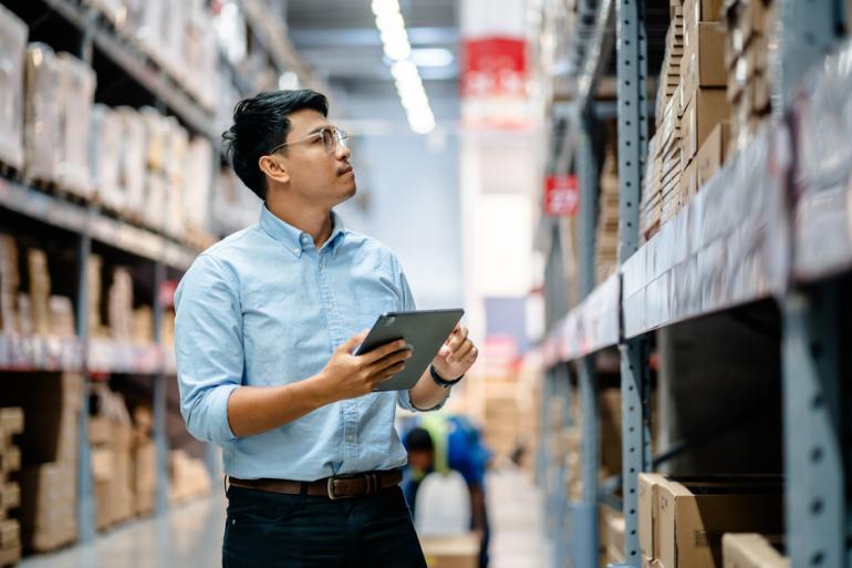 Hombre revisando inventario en una bodega